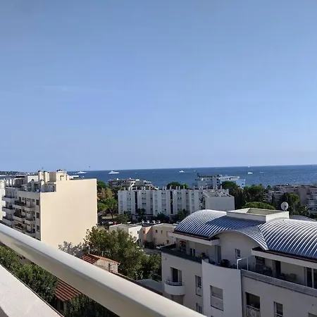 Beautiful Rooftop With Terrace And Sea View. Apartman Antibes